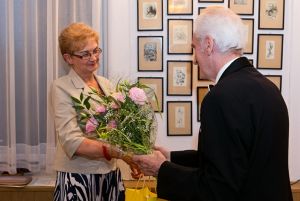 Juliusz Adamowski thanking Maria Serafin